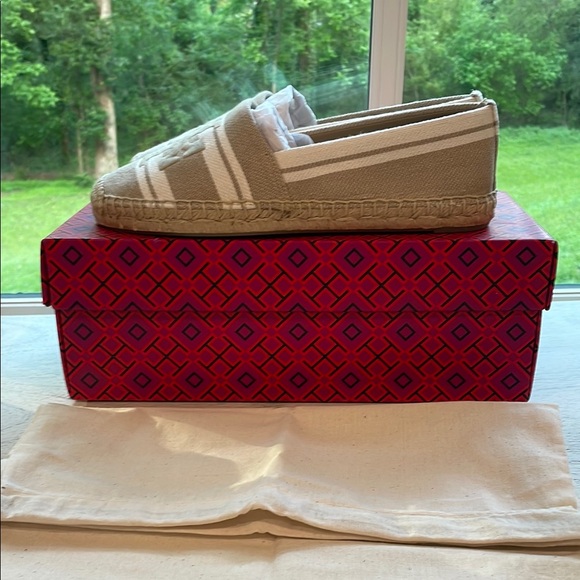 New In Box Tory Burch Beige Espadrilles with Logo. Size 7. - Picture 4 of 8
